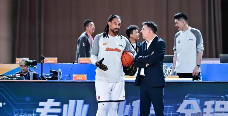 乐竞体育-杜锋一战引众怒！外援选择失败，防守大空，用人还一塌糊涂！